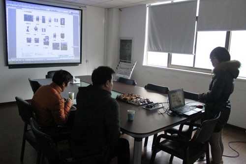 河南商丘豆奶生產(chǎn)線客戶正在與業(yè)務(wù)員及工程人員洽談